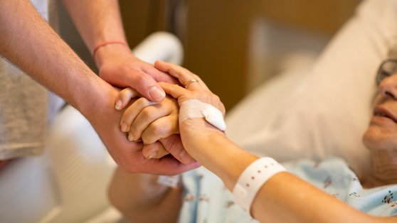 Händedruck zwischen Patient und Pflegekraft