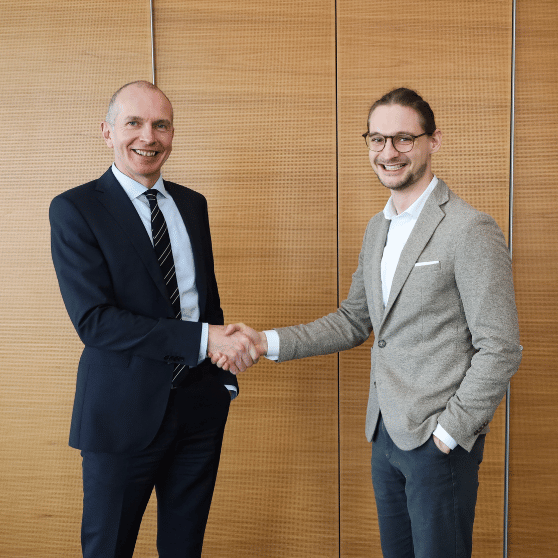 Andreas Eurich, Vorstandsvorsitzender der Barmenia Versicherungen (links), und Pascal Kremp, Gründer und CEO von Care Rockets